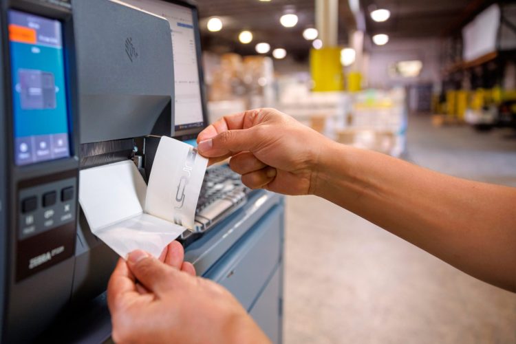 zt231-warehouse-photography-website-rfid-label-pealing-supplies-3600x2700.jpg.imgo